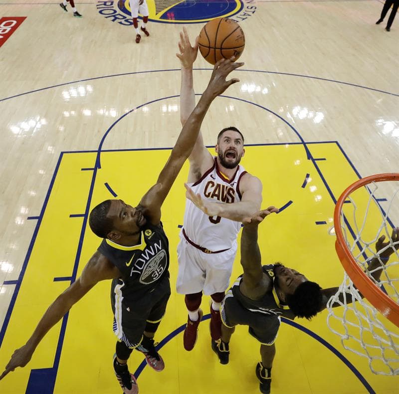 A pesar de la paridad en los rebotes, pues ambos equipos acabaron con 41 rebotes totales, fue Golden State el equipo que supo manejar mejor las segundas oportunidades.