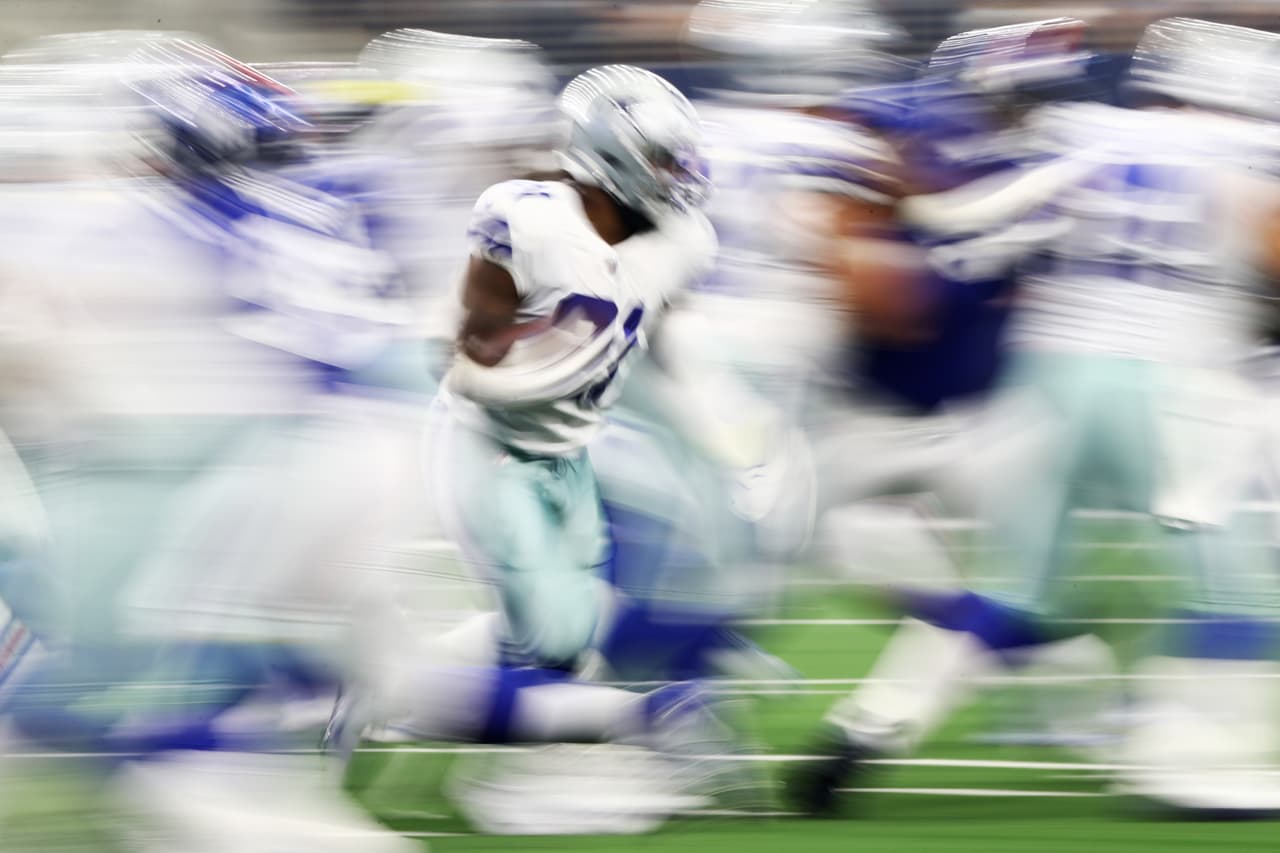 El corredor Ezekiel Elliott #21 acarreó 13 veces el balón y logró 53 yardas y un touchdown.