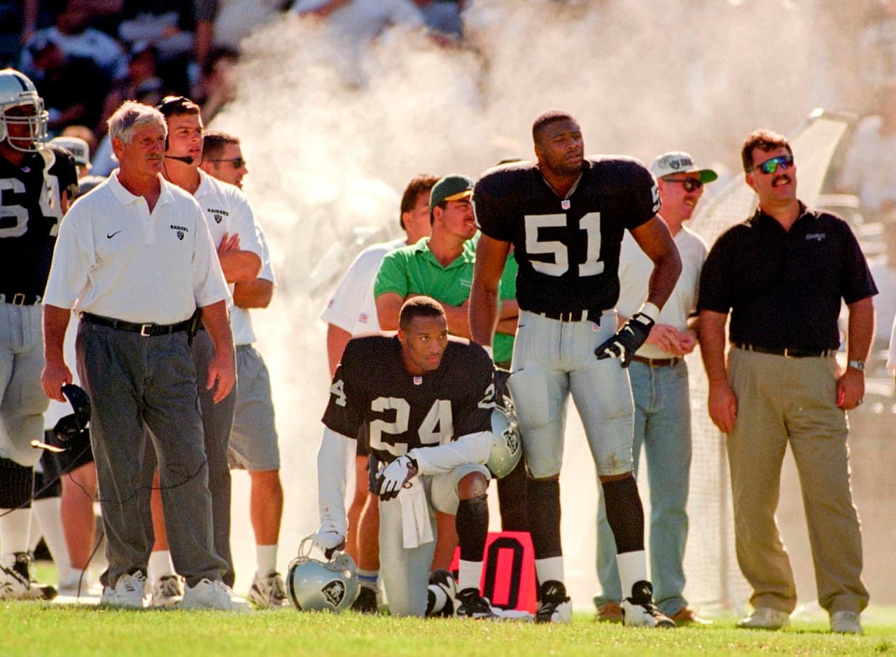 Larry Brown, Oakland Raiders (1996).- Tras lograr dos intercepciones en la victoria de los Dallas Cowboys en el Super Bowl XXX, del cual fue MVP, firmó un gran contrato con los Raiders, que recibieron un pésimo retorno de inversión por Brown que fue titular en solo un juego, participando en 12, en dos temporadas con los de 'Negro y Plata'.