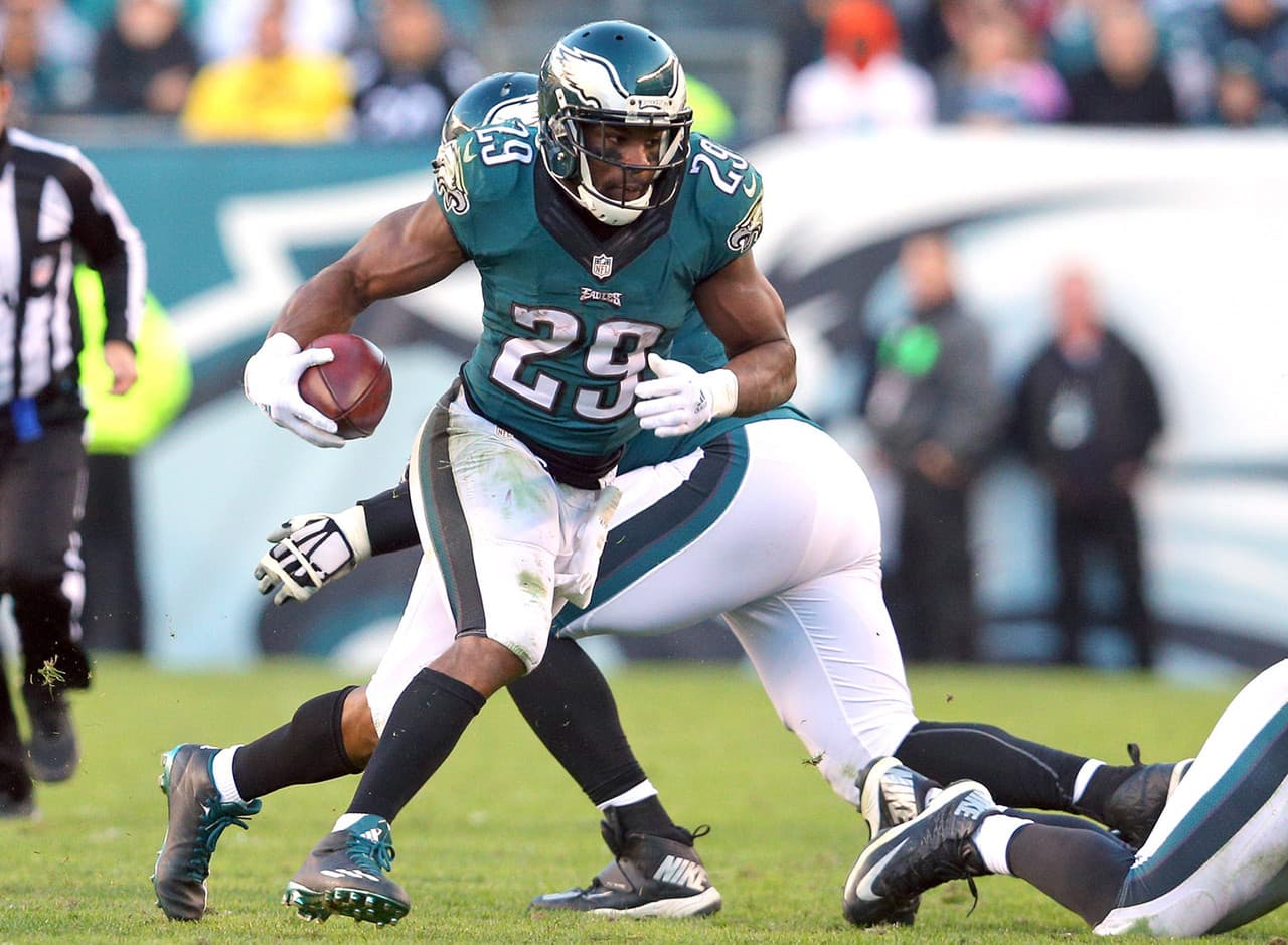 DeMarco Murray, Philadelphia Eagles (2015).- Tras liderar la liga con 1,845 yardas terrestres para los Cowboys en 2014, los Eagles firmaron a Murray por cinco años y $40 millones. Murray compartió acarreos con el también agente libre Ryan Mathews. Este plan no funcionó. La producción de Murray bajó a solo 702 yardas en 2015. Tras una decepcionante campaña en Philadelphia, los Eagles cambiaron a Murray a los Titans.