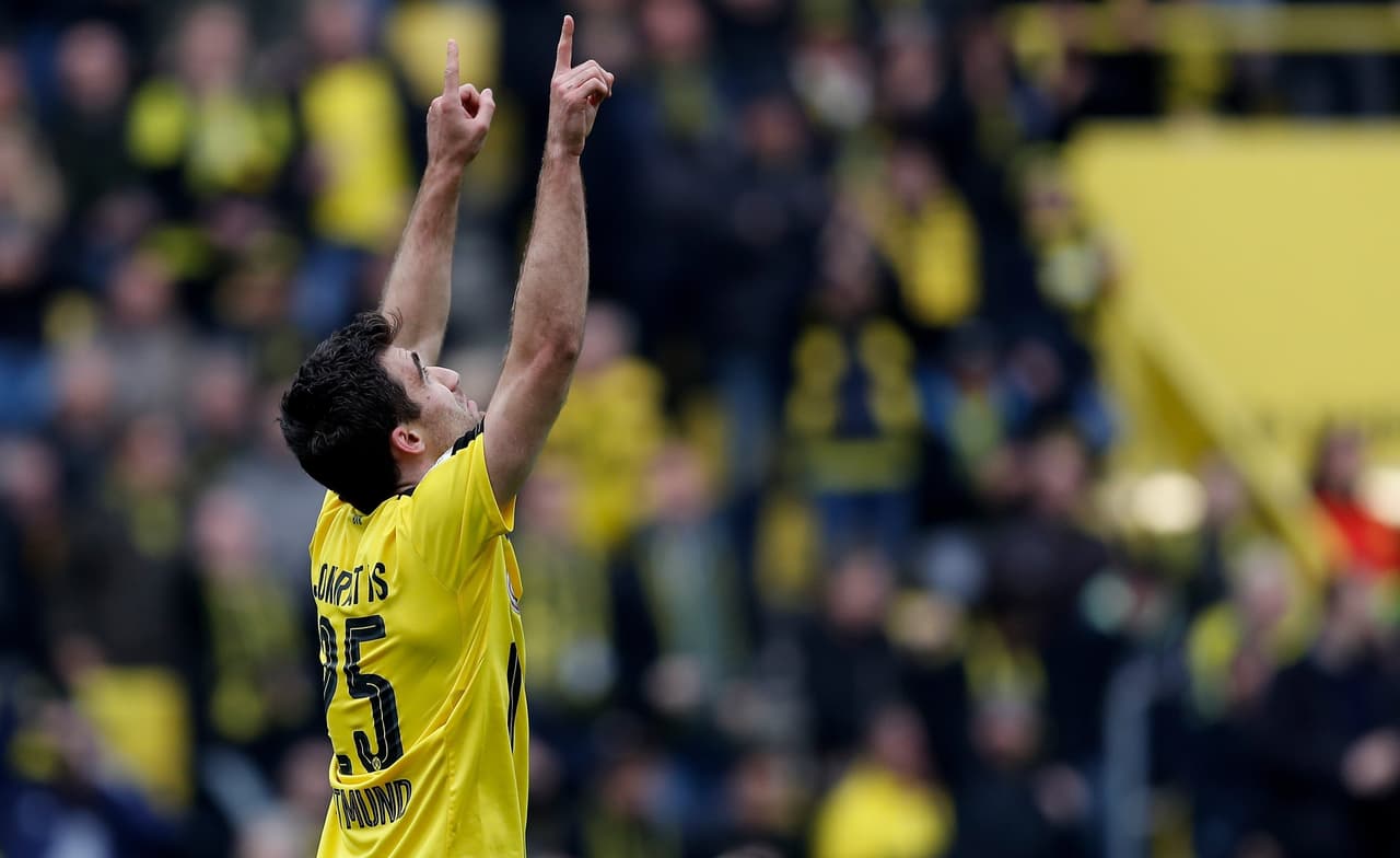 El problema para el Frankfurt del mexicano fue que los locales estaban decididos a no dejarse quitar puntos en su casa. Cinco minutos después Sokratis Papastathopoulos le regresó la ventaja al Dortmund, siendo para él la segunda diana del campeonato.