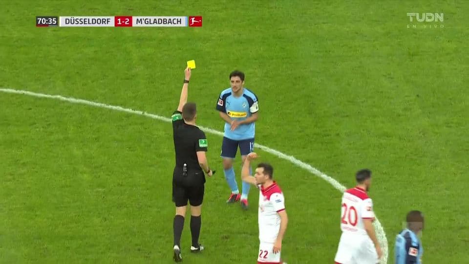 Tarjeta amarilla. El árbitro amonesta a Lars Stindl de Borussia Mönchengladbach