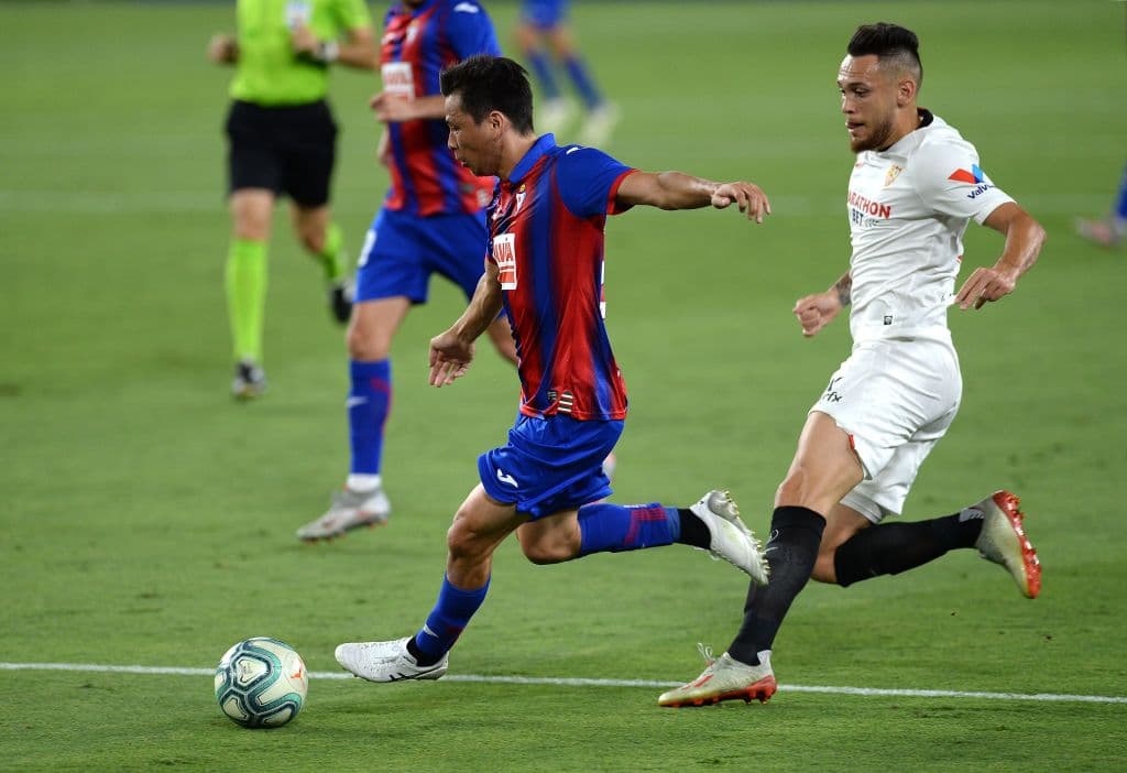 Takashi Inui saca la magia como si fuera Messi, pero en el momento de sacar el disparo se le escapa la magia y el tiro termina en manos de Tomás Vaclík.