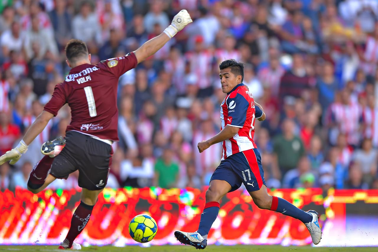 Tiago Volpi es un cancerbero muy duro en el achique y aún así 
<a href="http://www.univision.com/deportes/futbol/liga-mx/chapito-sanchez-marco-el-1-0-de-chivas-sobre-queretaro-video" target="_blank">"El Chapito" halló el modo de vencerlo por abajo</a>.
