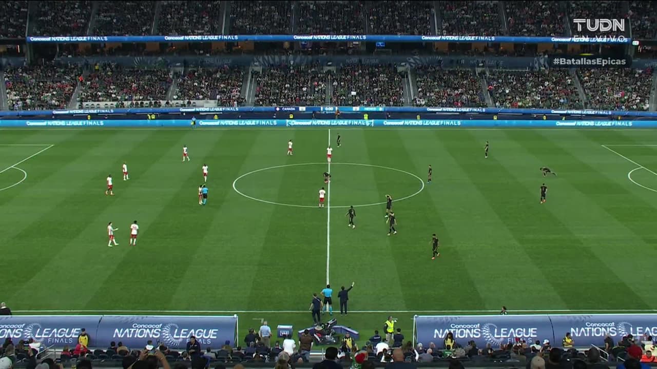 Arranca el partido y la pelota está en juego.