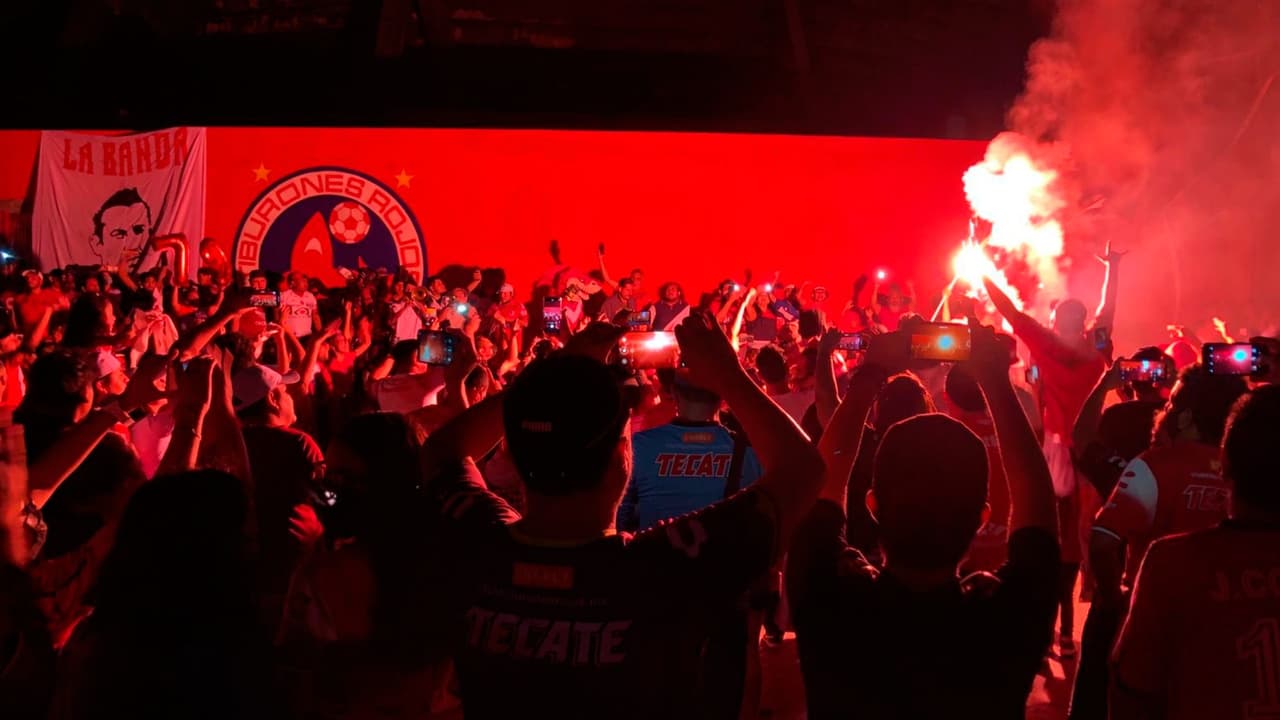 Fans de Veracruz celebran sus 79 años afuera del Luis 'Pirata' Fuente