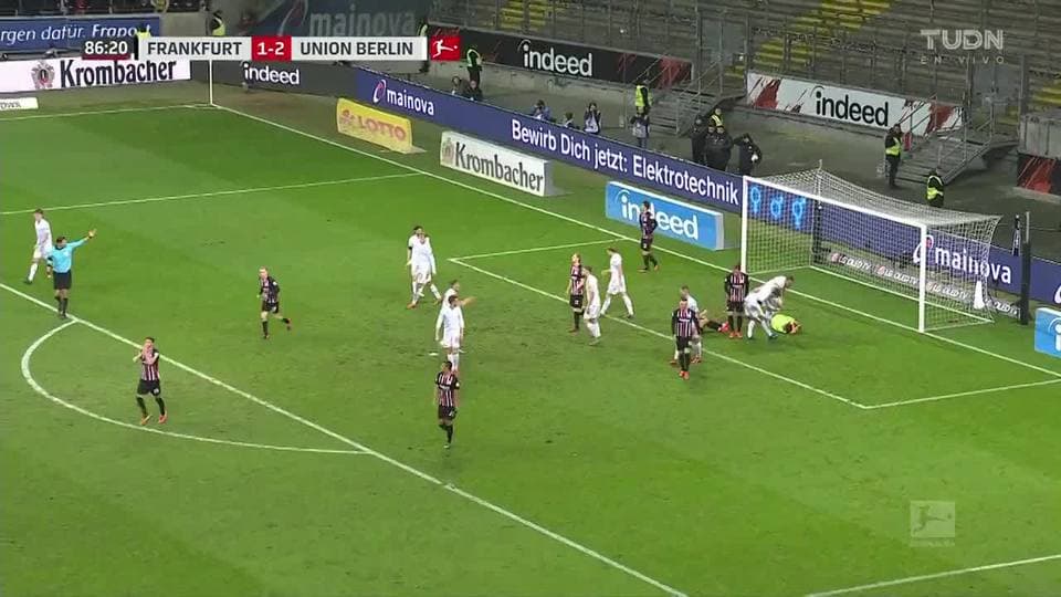 Tiro desviado de André Silva