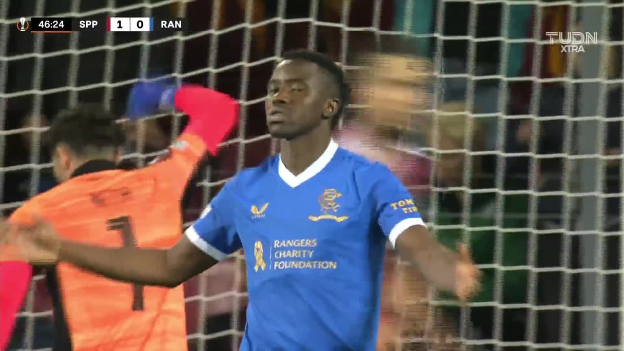 ¡TIRO ATAJADO! disparo por Leon Balogun.