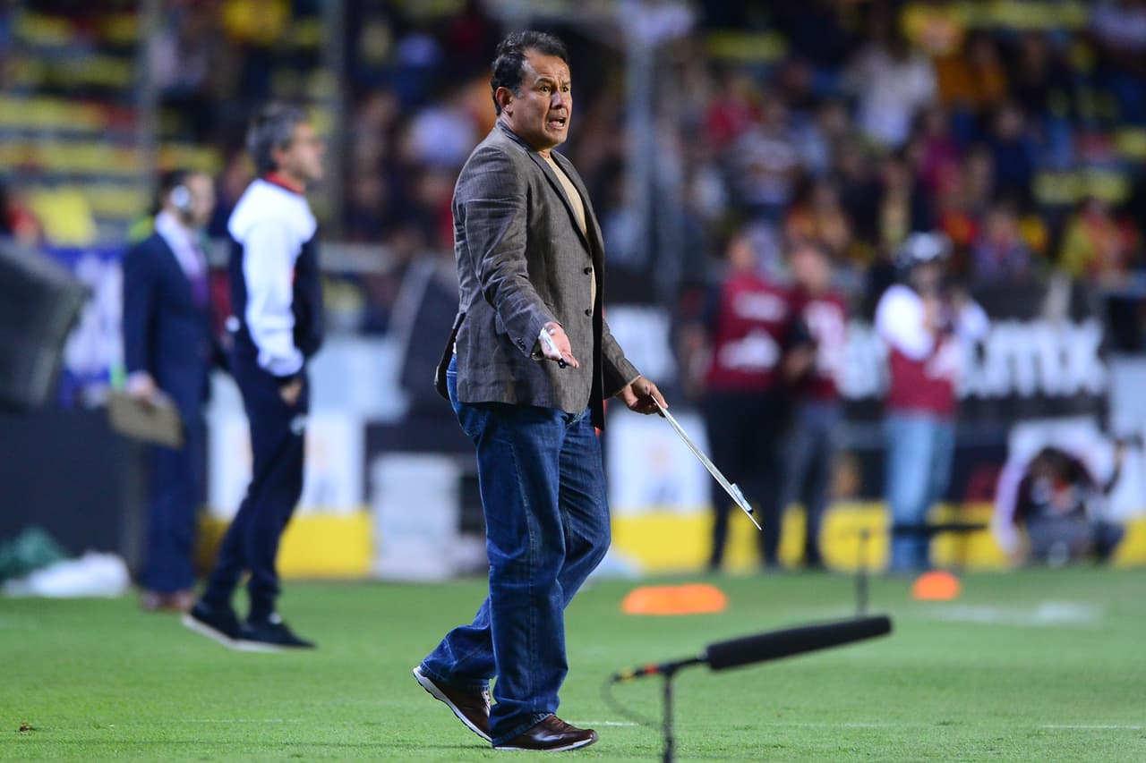 Juan Reynoso al frente del Puebla ante el Atlas.