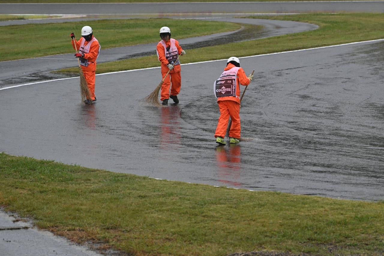 La fuerte lluvia hizo de las suyas en el circuito de Suzuka correspondiente al Gran Premio de Japón, lo que obligó a aplazar la carrera luego de apenas tres vueltas recorridas sin que haya un estimado de tiempo para reanudar la carrera.