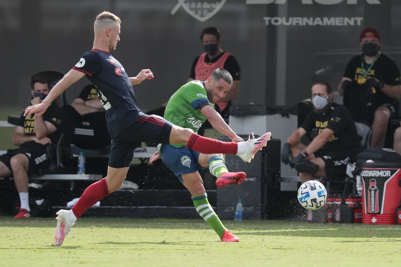 Nicolás Lodeiro probó con un tiro a media distancia a los siete minutos de juego, pero el balón salió muy desviado.