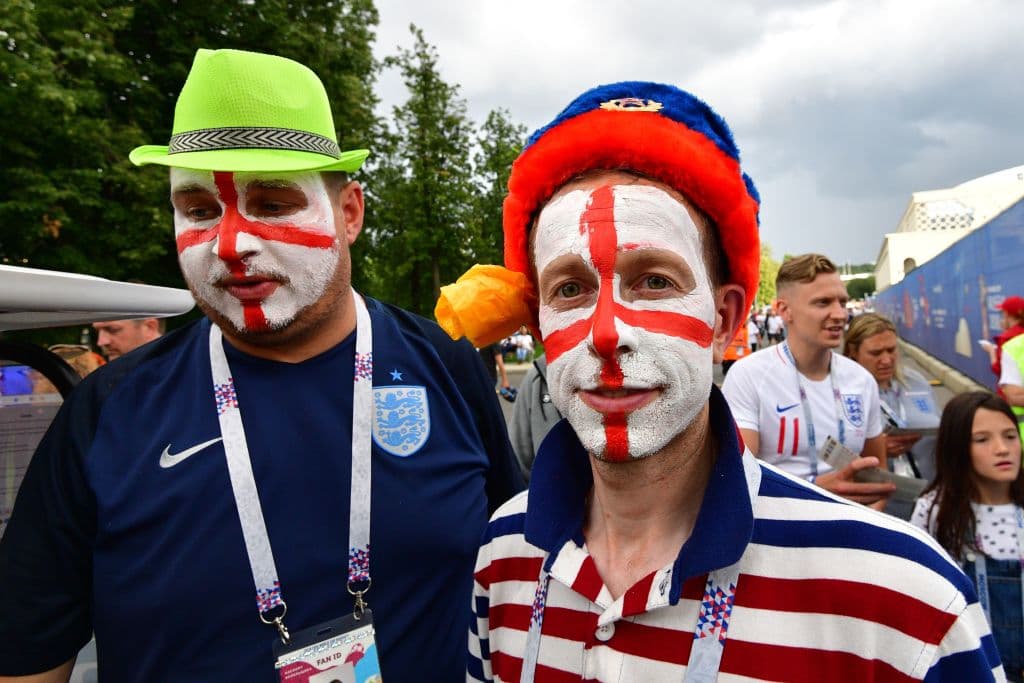 Los fanáticos de Croacia e Inglaterra ponen su colorido y alegría en medio de la definición del segundo finalista en la fiesta de las semifinales del Mundial de Rusia 2018.