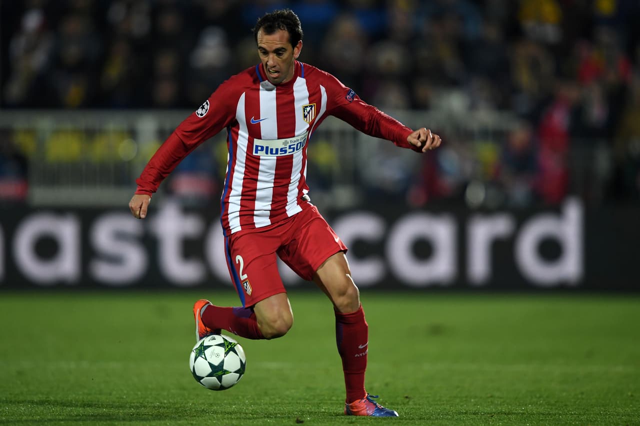 El uruguayo Diego Godín volvió a ser el seguro en la defensa de Atlético de Madrid, que venció 1-0 en su visita al Rostov y se puso de líder en solitario en el grupo D, con lo que se acerca a segunda ronda.
