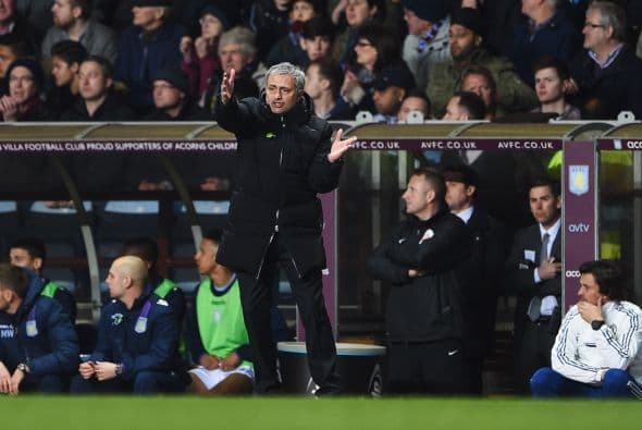 Con uno menos la cancha pareció inclinarse a favor del Aston Villa, y así lo notó Mourinho.
