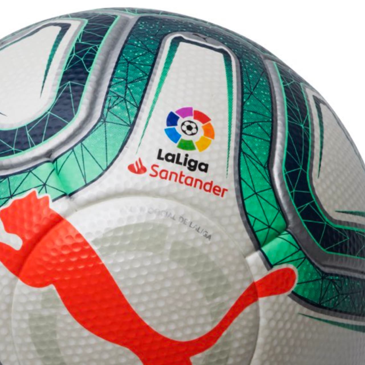 Después de 20 años de contrato con Nike, La Liga estrenará nuevo balón de la mano de Puma. Para esta ocasión el verde es protagonista en distintos tonos con tecnología de última generación. Junto al logotipo de la marca alemana se encuentra también una identidad de la organización en gris lo que lo hace aún más exclusivo.