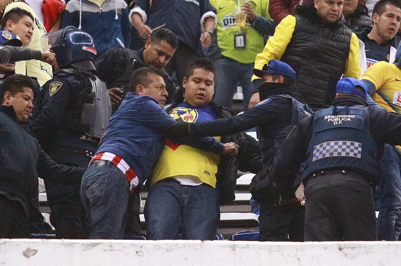 En la cancha los equipos jugaban la ida de los cuartos de final de la Liga MX.
