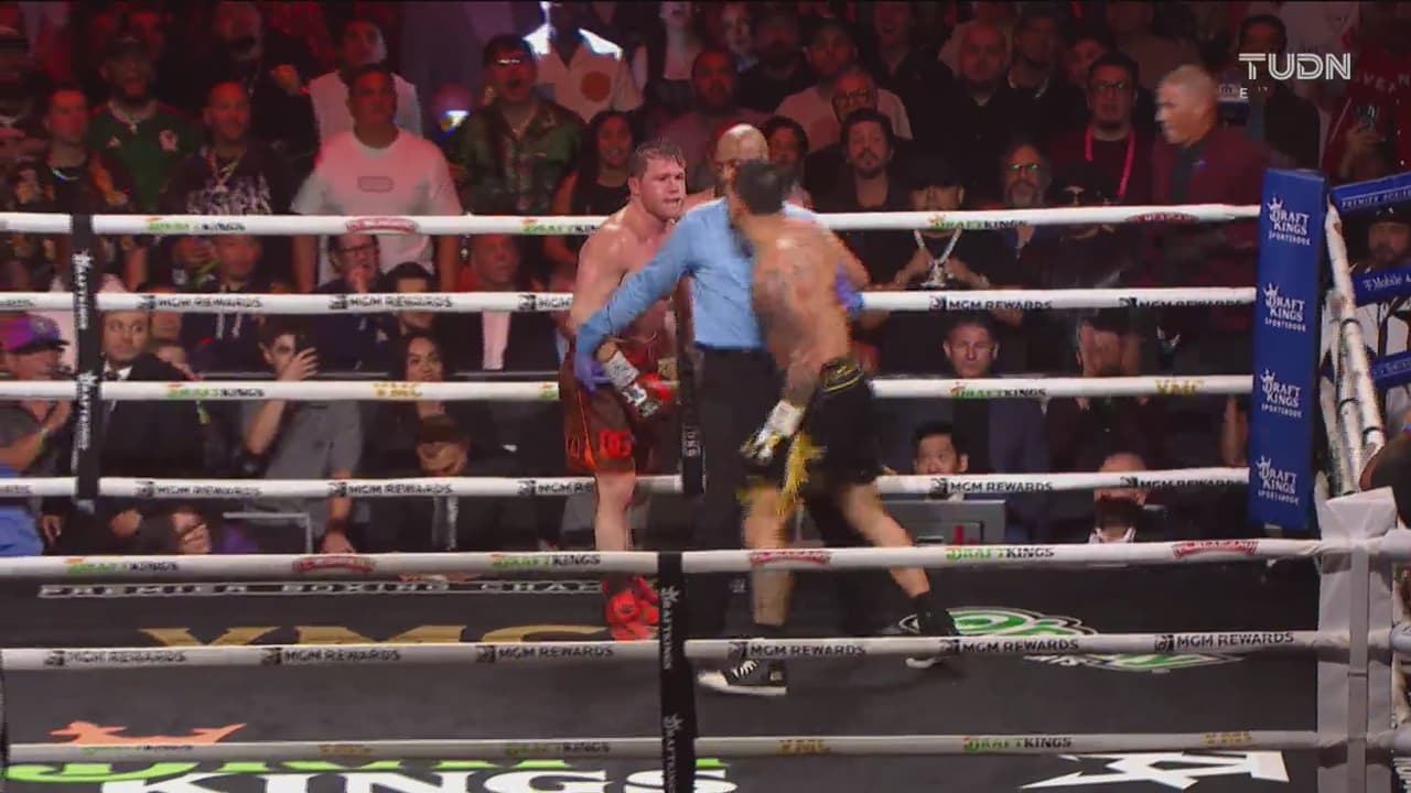 Round 11 | Canelo busca el KO, pero Berlanga resiste hasta el final