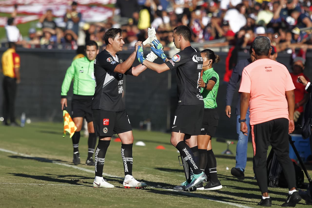 El momento de su salida se presentó a los 33 minutos del primer tiempo con la entrada del argentino Agustín Marchesín.