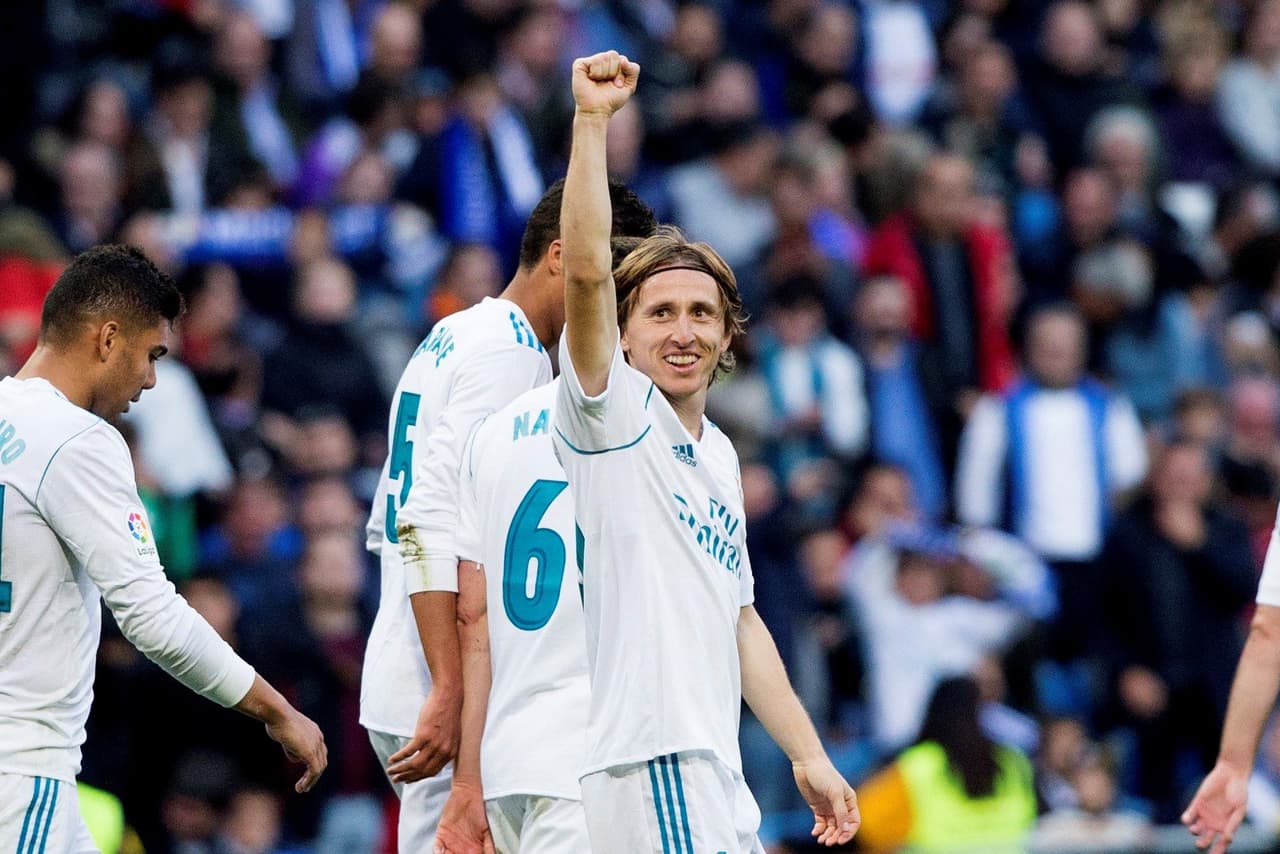 El siguiente en la fila para anotar en esta pletórica jornada merengue sería Modric, de media distancia a colocar.