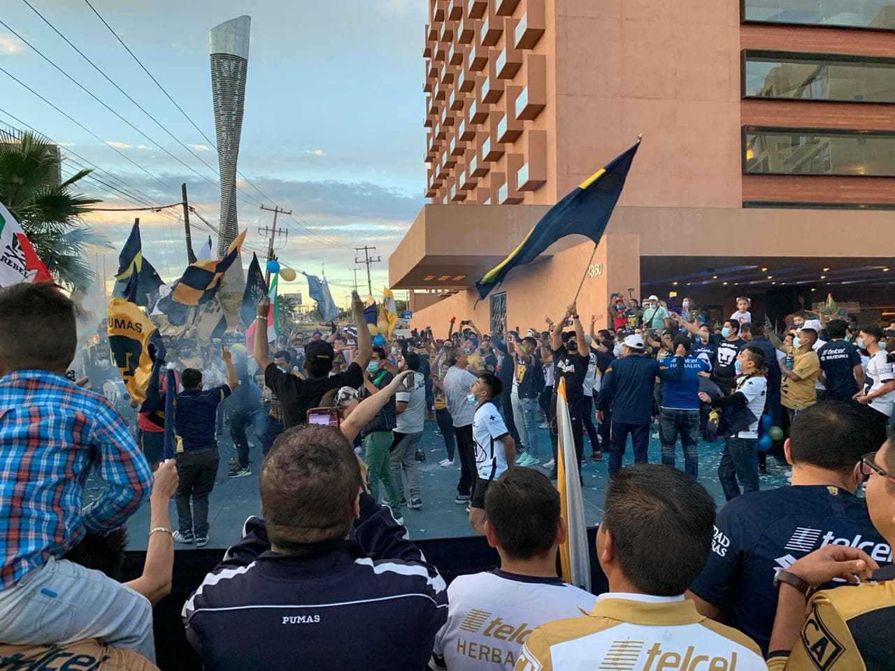 Las aficiones de los cuadros felinos acuden a las inmediaciones del estadio para recibir y apoyar a sus jugadores previo a la final de vuelta del Guard1anes 2020.