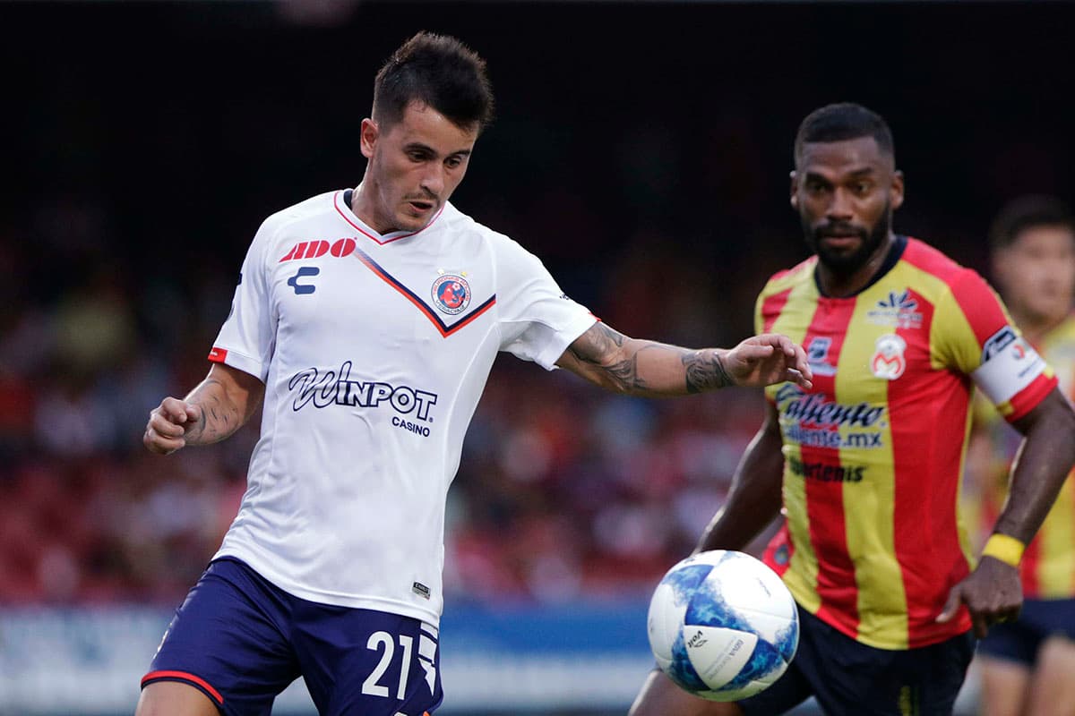 El mediocampista uruguayo de Veracruz, Adrian Luna, controla el balón durante el encuentro.