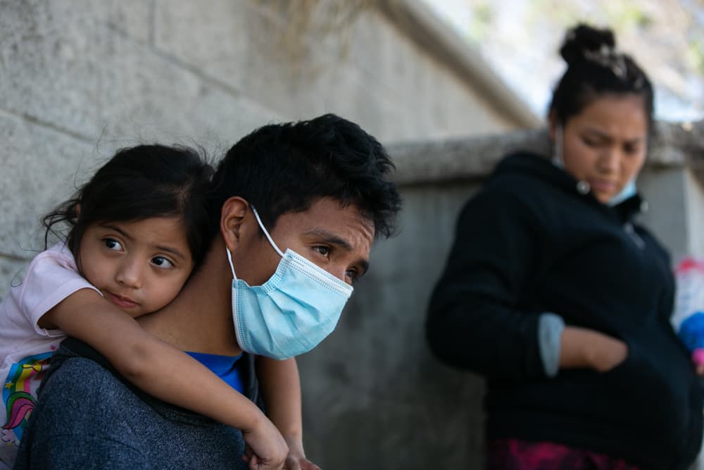<b>"Nos dijeron que íbamos a un albergue más grande porque no se podía tramitar el proceso donde estábamos porque éramos muchos", </b>dice Walter Lorenzo, de 35 años, quien viajó desde Guatemala junto a su esposa, con cinco meses de embarazo, y su hija de 3 años. Estaban sentados en una banqueta en Ciudad Juárez el 8 de abril de 2021, apenas minutos después de que Estados Unidos los expulsara a México bajo Título 42, una controversial política instaurada por Donald Trump y que el presidente Joe Biden ha mantenido vigente para frenar la migración como consecuencia de la pandemia.