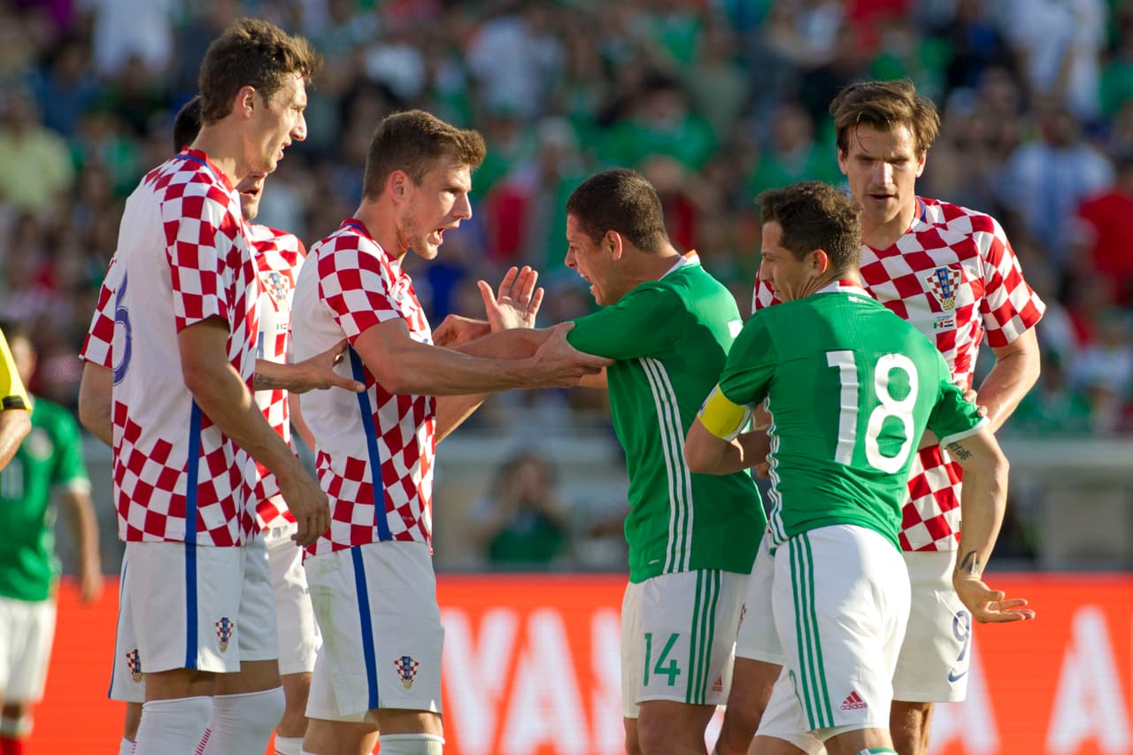 'Chicharito' se enfrascó en una discusión con los defensas croatas. La garra del mexicano es digna de reconocer.