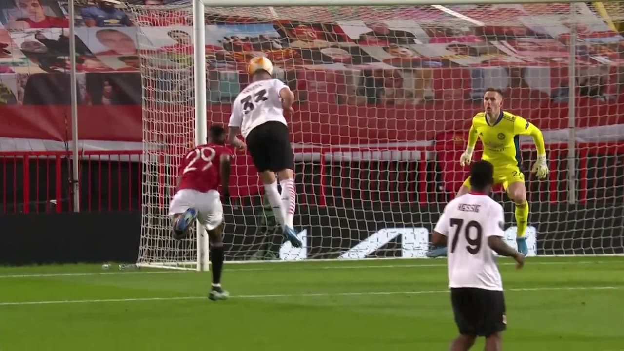 ¡TIRO ATAJADO! disparo por Alexis Saelemaekers.