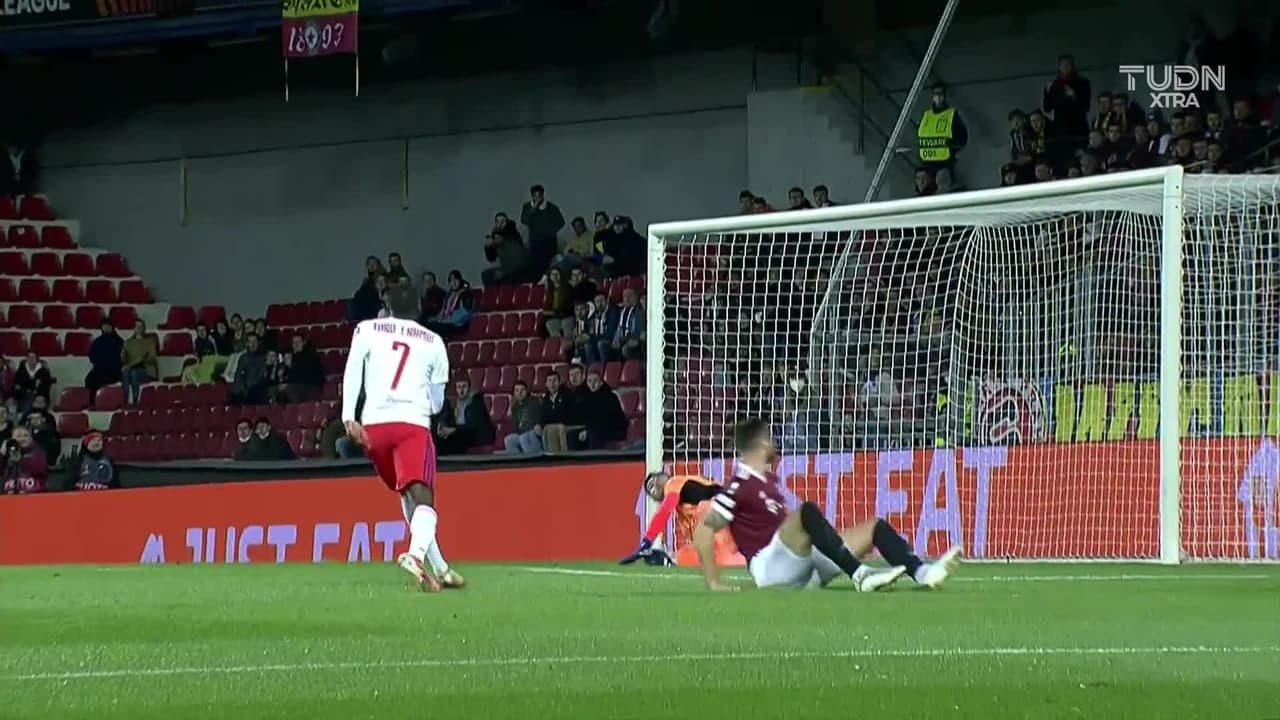 ¡GOL!  anota para Sparta Prague. Lukás Haraslín