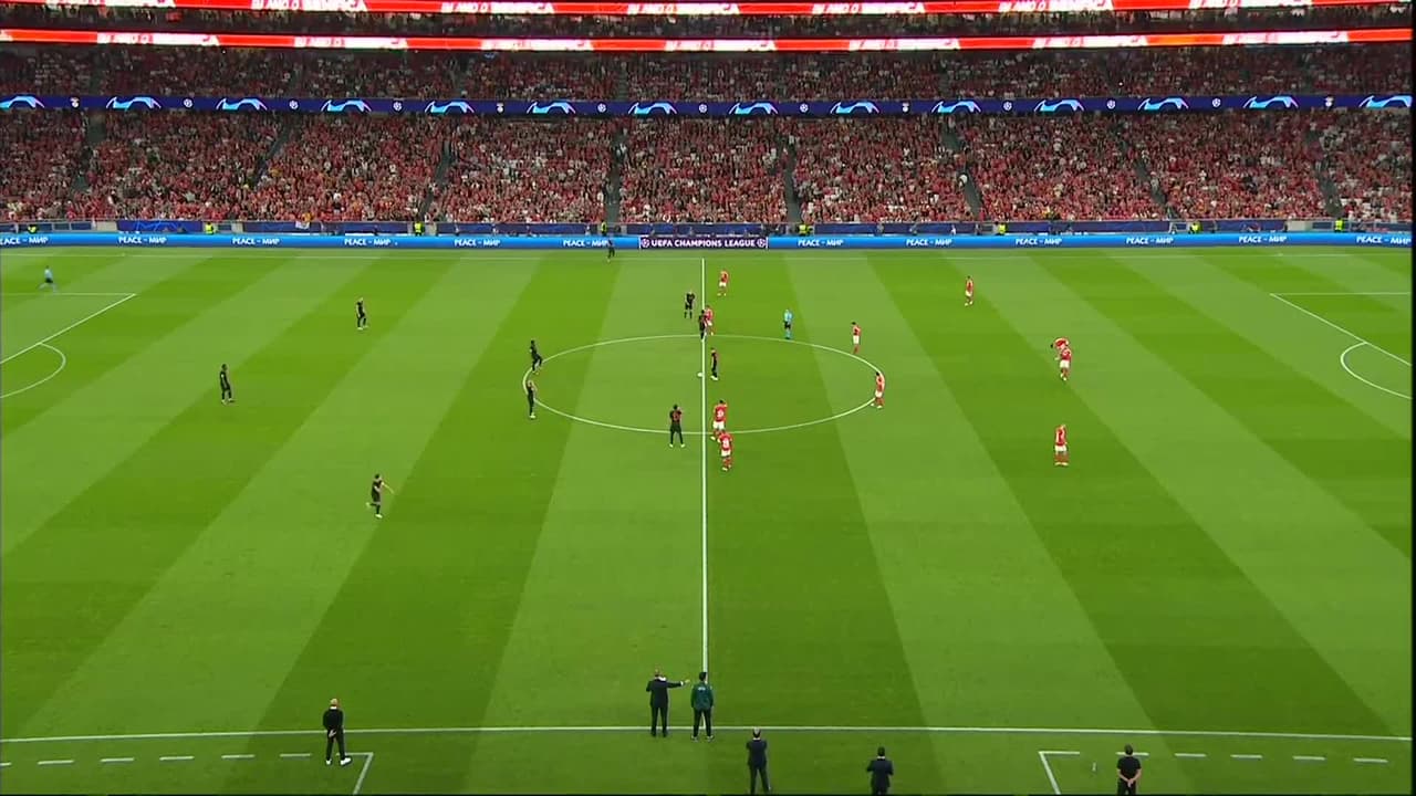 Arranca el partido y la pelota está en juego.