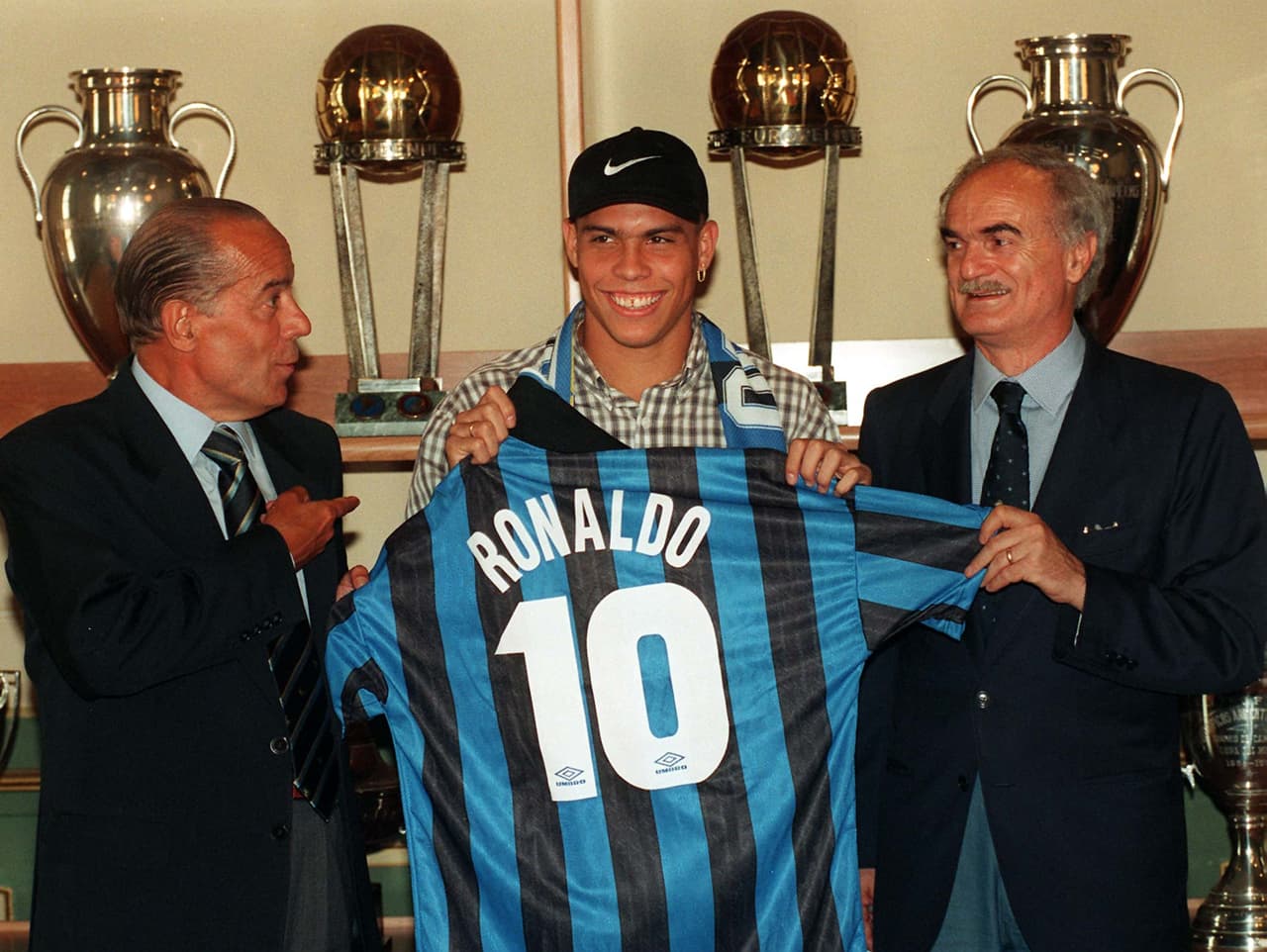 El tercer caso es el de Ronaldo Nazario, 'El Fenómeno', quien llegó a las filas interistas en 1998 tras no renovar con el Barcelona.