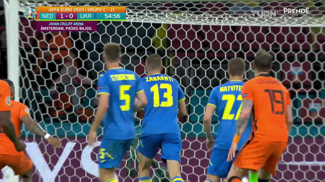 ¡TIRO ATAJADO! disparo por Wout Weghorst.