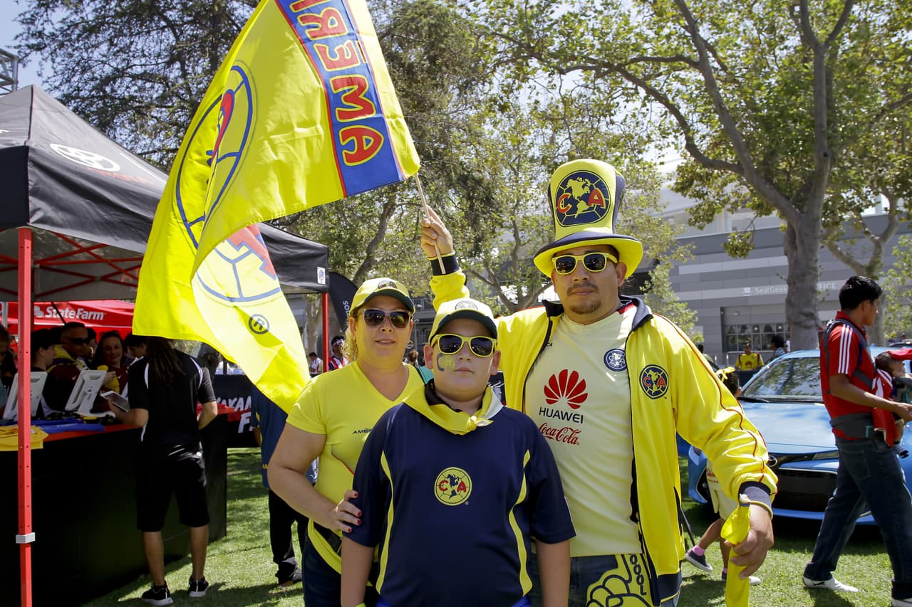 Los hinchas de América y Chivas de Guadalajara vivieron en Los Angeles una edición del Clásico Nacional en medio de la rivalidad de dos grandes y la hermandad entre dos clubes del mismo país.