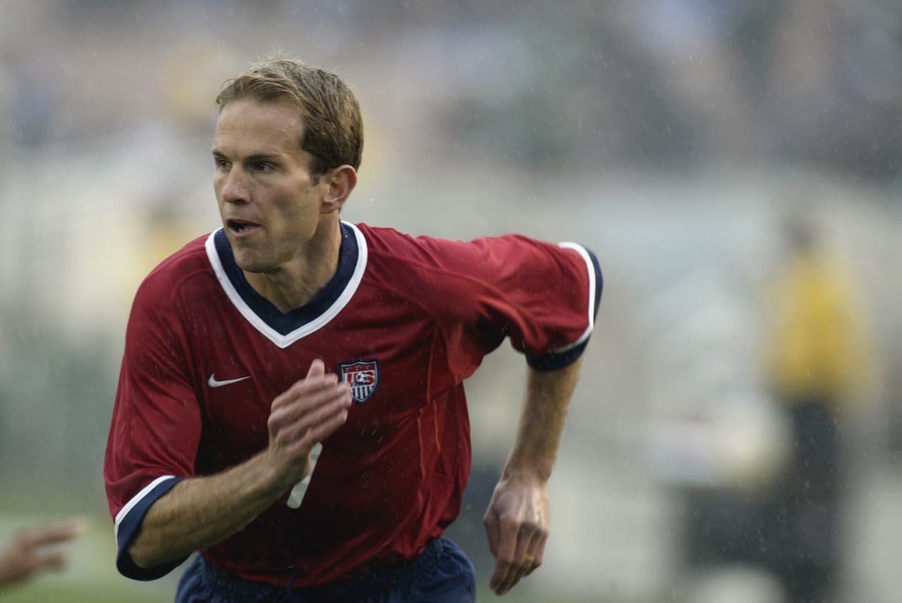 Estados Unidos conseguiría su primer triunfo ante Ecuador en un amistoso en el 2002, Eddie Lewis se vestiría de héroe en esa ocasión al anotar desde el punto penal para el combinado norteamericano.