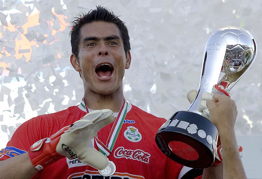 El contrato escrito a mano que firmaron Oswaldo Sánchez y Santos