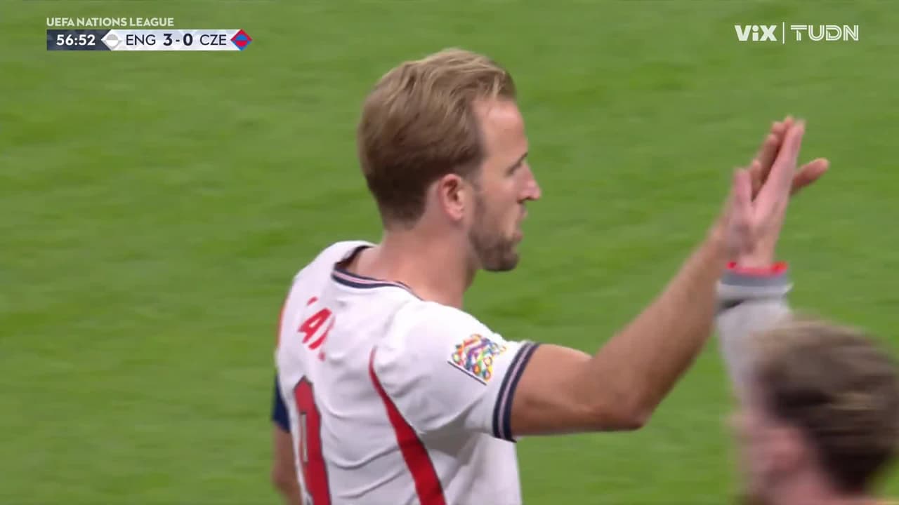 ¡DOBLETE! Kane gana por arriba e Inglaterra ya golea
