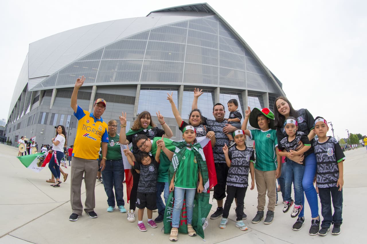 Con gran entusiasmo arribaron los aficionados de la Selección Mexicana para apoyar al Tri en su partido de preparación para la Copa Oro ante Venezuela en Mercedes-Benz Stadium, en Atlanta. Gran colorido y buen ambiente estaban armando los seguidores mexicanos y también los venezolanos que llegaron a apoyar a su Vinotinto, que se prepara para la Copa América.