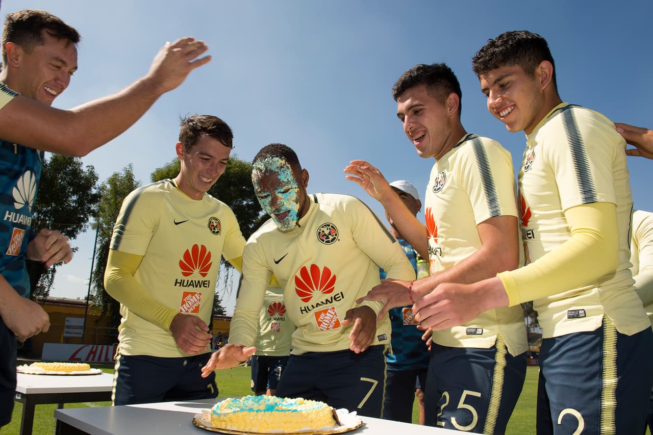 Las 
<i>Águilas</i> tampoco dejaron pasar la ocasión para festejarle con la divertida tradición el cumpleaños a William Da Silva en 2017.