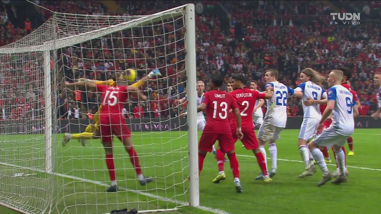 ¡De la raya! Demiral salvó agónicamente el arco de Turquía