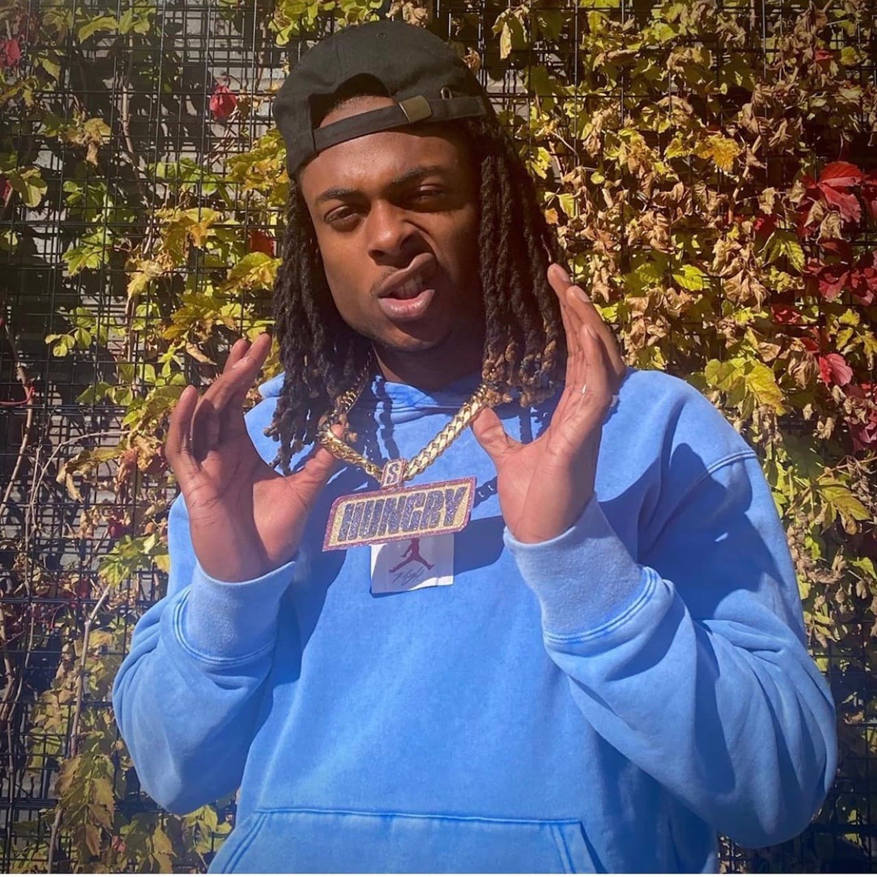 El mejor receprot de los Green Bay Packers, Davante Adams, brilla fuera y dentro del emparrillado con solo una diferencia, fuera del emprrillado el estadounidense brilla más gracias a las cadenas, aretes, pulseras y relojes de lujo que porta.