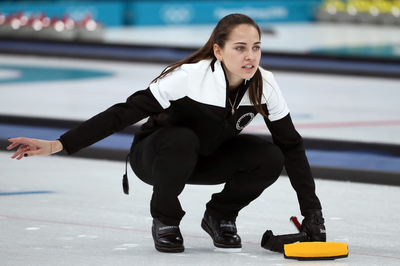 La rusa Anastasia Bryzgalova, de 25 años, ganó medalla de plata en dobles mixtos en curling, pero su parecido con la bella actriz Angelina Jolie ha sido un gran atractivo en los Olímpicos de Invierno.