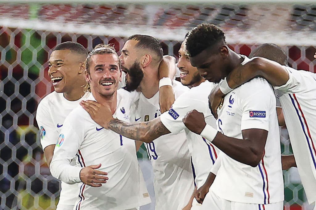 Francia y Portugal se llevan empate 2-2 y ambos consiguen su pase a Octavos en la Euro 2020. Cristiano Ronaldo anotó doblete (31' y 60'), ambos penaltis a favor de los portugueses, mientras que para Francia descontó Karim Benzema al 45+2' y al minuto 47 del encuentro. El 'Bicho' logra 109 anotaciones con selección, único en el mundo.