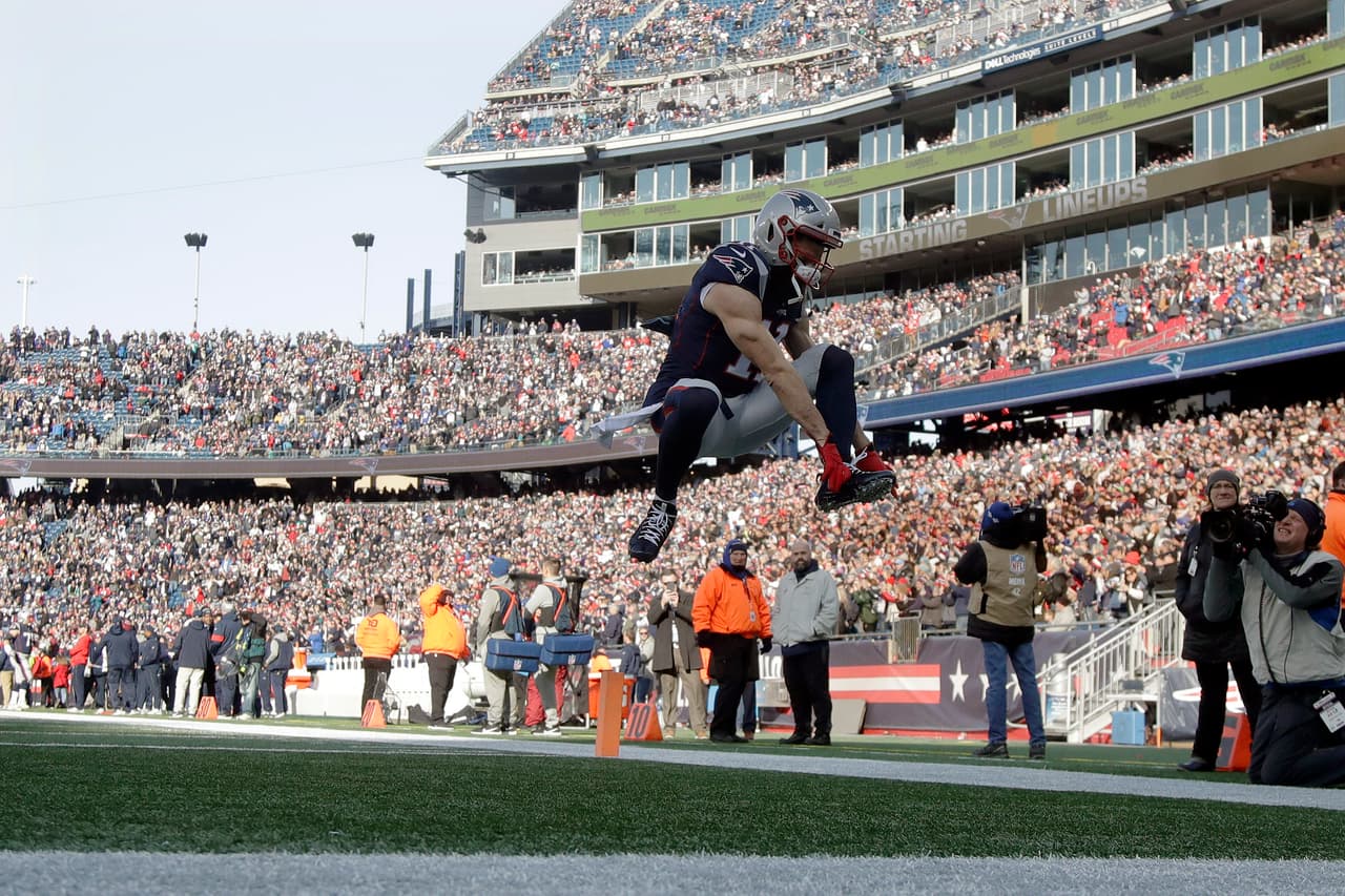 <b>¿Cuánto más jugará Edelman?</b>
<br>El futbol americano se convierte en una enigma, pues en cualquier momento, un jugador puede poner fin a su carrera por decisión propia o por lesiones, pero sin duda, es el momento donde Edelman se sentirá como rey, siendo el máximo referente de los Patriots a partir del 2020.