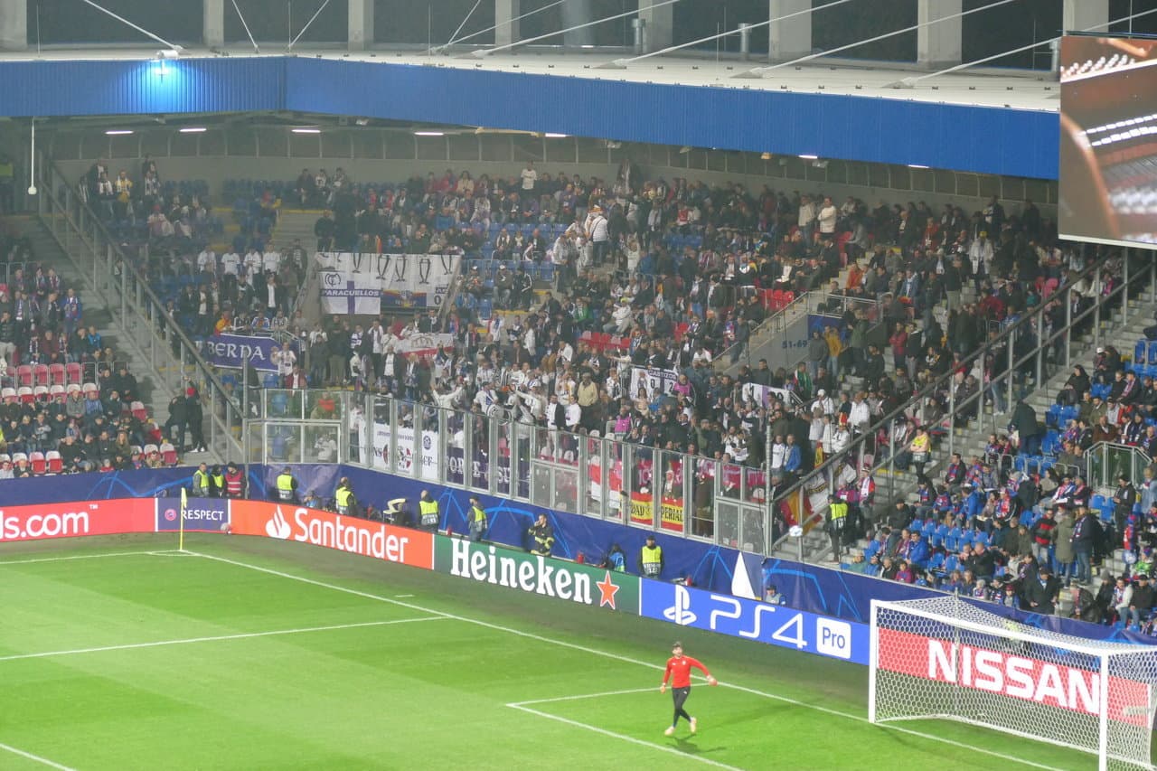 En una esquina de uno de los fondos quedaron ubicados los fanáticos del Madrid. no era muchos, pero hacían suficiente ruido.