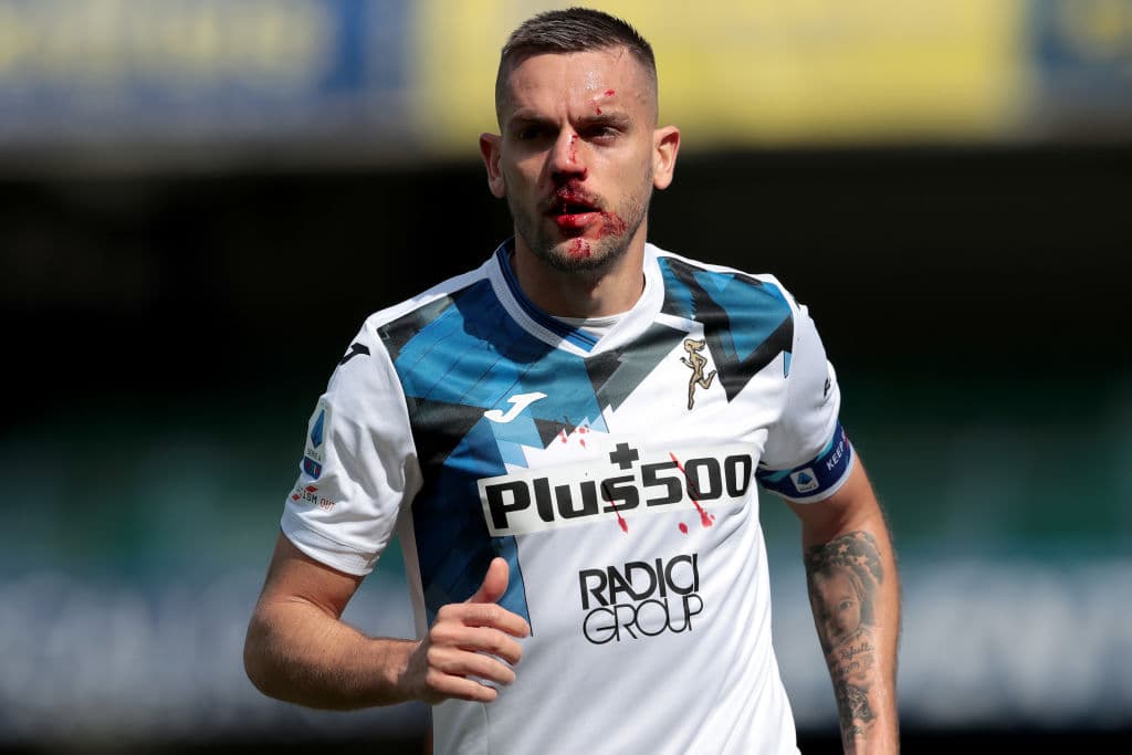 Con goles de Ruslan Malinovski y Duván Zapata, Hellas Verona cayó ante el Atalanta en casa y los de Gian Piero Gasperini se mantienen en cuarto lugar de la tabla en la Serie A.