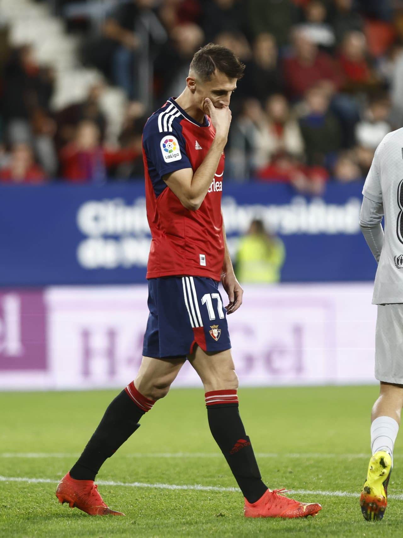 El Barcelona venció 1-2 al Osasuna en El Sadar durante la Jornada 14 de LaLiga de España en un partido que tuvo las expulsiónes de Lewandowski y de Piqué y los goles de Pedri y Rapinha; por los locales marcó David García