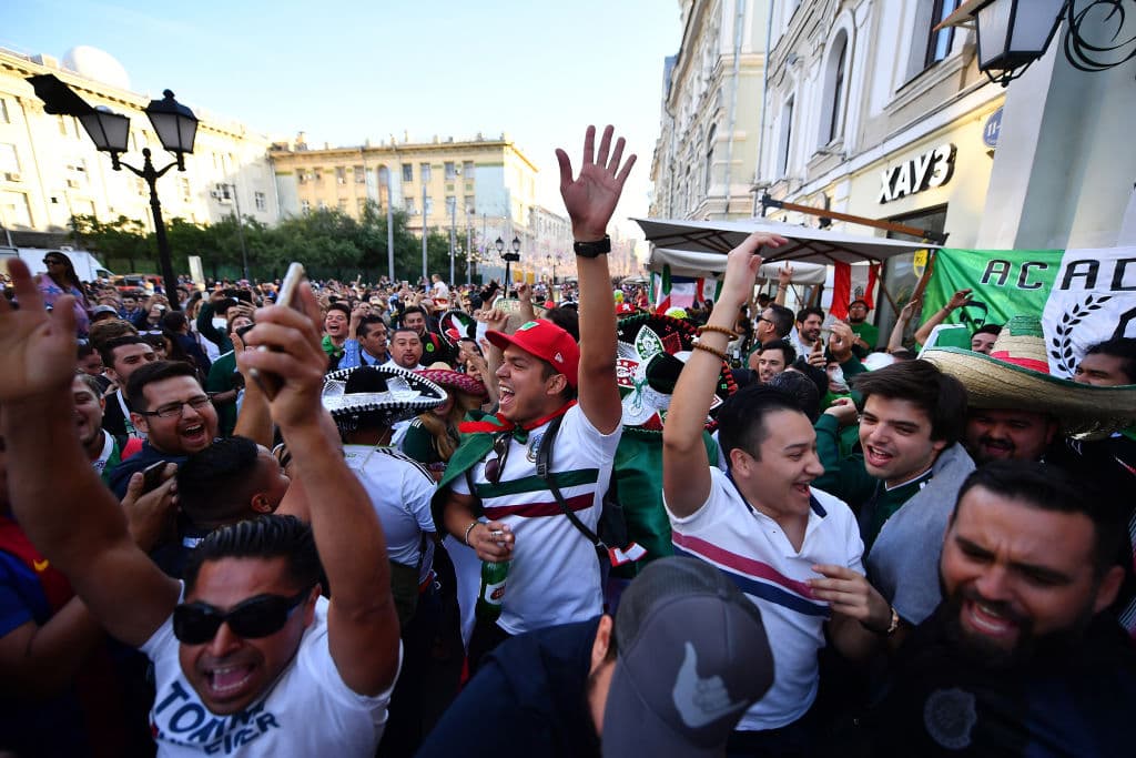 La fiesta mexicana tomó las calles de Moscú y con máscaras, banderas, sombreros y todo aquello que caracteriza a la afición Tricolor, causaron furor y contagiaron con su entusiasmo.