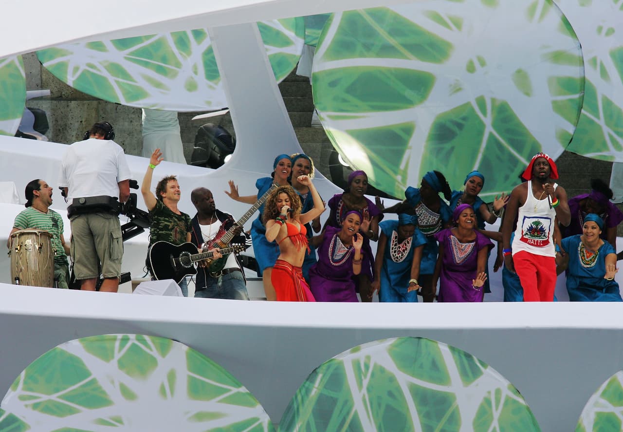 Shakira fue protagonista en el Mundial Alemania 2006 y fue la artista en la clausura del evento con su canción 'Hips don't lie', cuyo baile se robó las miradas a nivel internacional.