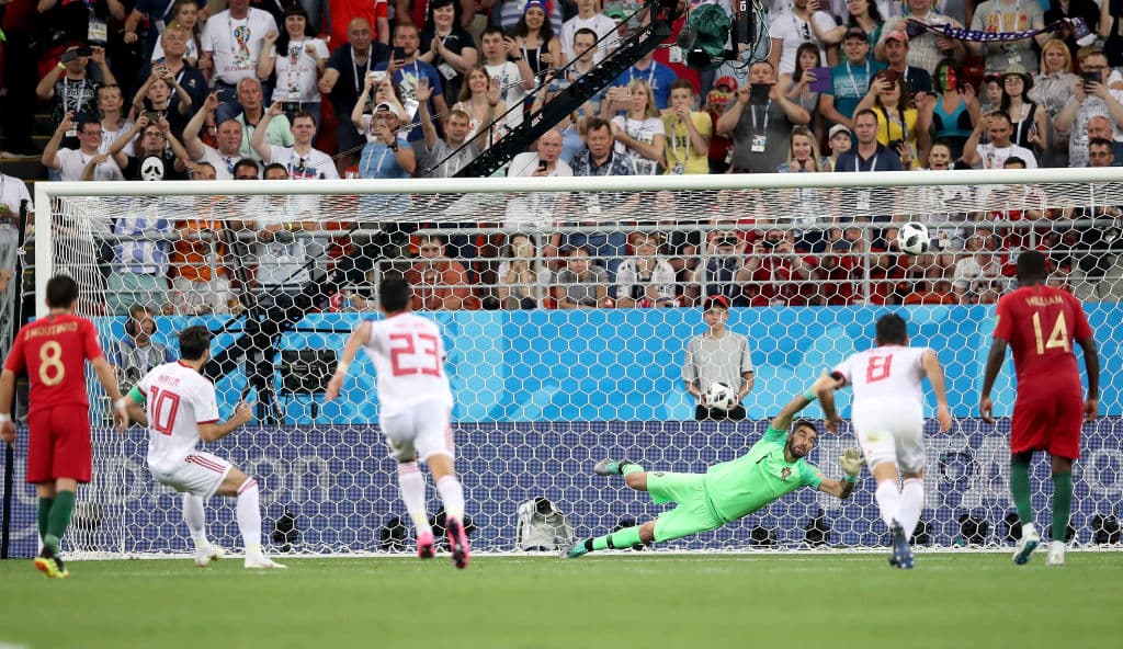 El cobro del jugador persa Ansarifard fue extraodinario, el portero portugués Rui Patricio se estiró cuan largo es pero fue inútil, la ejecución del iraní fue magistral, y esto estaba 1-1.