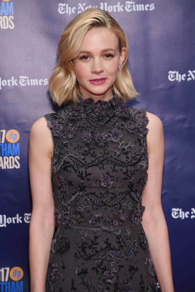 Pero un día conoce a Brit, un tipo seductor de 35 años, que la corteja con cenas elegantes, clubs y viajes con sus divertidos amigos Danny (Dominic Cooper) y Helen.
<br>